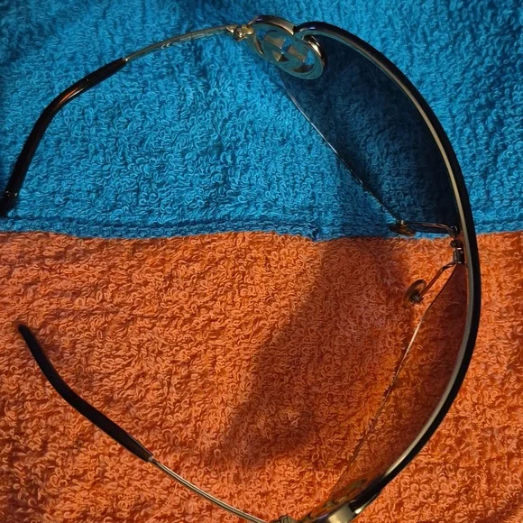 Gucci Black and Gold Sunglasses ! Free Case + Cloth - Picture 6 of 14